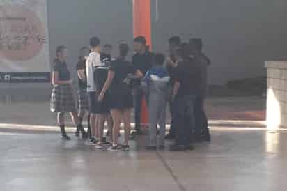 Los alumnos trabajan en grupos en sus escuelas, investigan los temas para que sus conclusiones se puedan llevar a cabo. (CUAUHTÉMOC TORRES)