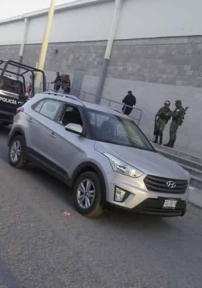 Mujer termina con balazo en la cara tras oponerse al robo de su camioneta en calles de Gómez Palacio. (EL SIGLO DE TORREÓN)