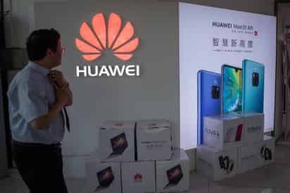 Guerra. El veto de Google y otras tecnológicas estadounidenses a la compañía Huawei podría frustrar la aspiración de la empresa china de convertirse en breve en el mayor fabricante de móviles del mundo, que vende más de siete móviles por segundo. (EFE)