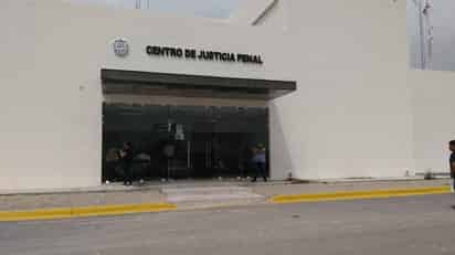 La juez resolvió no vincularlos a proceso, por lo que se ordena la inmediata libertad de las tres personas detenidas; aunque ello no significa que se haya cerrado la carpeta de investigación. (EL SIGLO COAHUILA) 