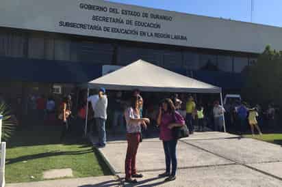 El grupo de maestros llegó desde las primeras horas de ayer a las instalaciones de la Subsecretaría.