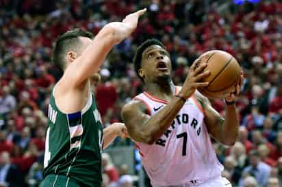 Kyle Lowry (7) destacó con una gran actuación ante Milwaukee anotando 25 puntos en el cuarto juego de la final de la Conferencia Este.