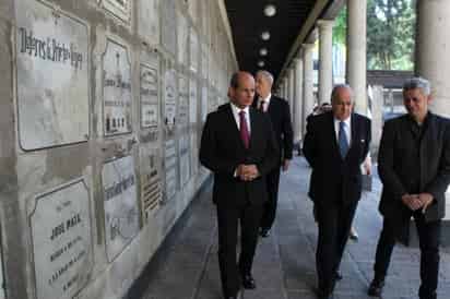 En entrevista con Notimex, el diplomático (centro) expresó que ante tal coyuntura, México tiene la obligación de voltear nuevamente hacia Cuba y ver cómo puede ayudarla, siempre con apego a sus principios de política exterior de no intervención y de respeto a la autodeterminación de los pueblos. (TWITTER)