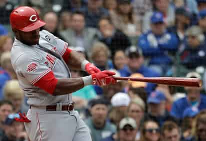 Yasiel Puig pega un sencillo productor por los Rojos de Cincinnati en la cuarta entrada frente a los Cachorros.