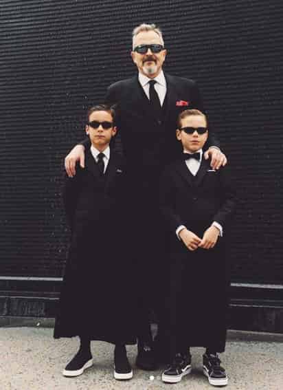En premier. Se vio al español con sus pequeños desfilar vestidos con faldas y sacos negros, camisas blancas y lentes oscuros. (ESPECIAL)