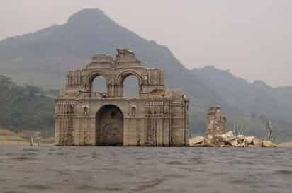 Para los pobladores de Apicpac, en el estado mexicano de Chiapas, el nivel del agua del embalse de la Presa Malpaso ha bajado como nunca antes, lo que permite apreciar el antiguo Convento de Santiago Apóstol, estructura barroca del siglo XVI sumergida desde 1966. (EFE)

