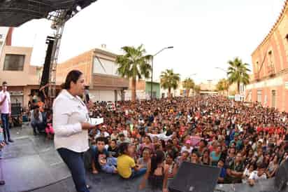 Cerca de 15 mil personas acudieron al cierre de Anavel Fernández, en el que la candidata agradeció el apoyo ciudadano. (EL SIGLO DE TORREÓN)