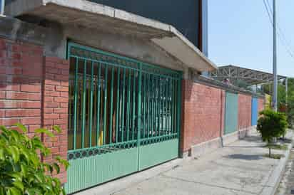 Padres y madres de familia decidieron suspender clases ayer martes en el Jardín de Niños 'Centenario Rotario' de Torreón. (ROBERTO ITURRIAGA)