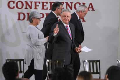 Después de casi un año de su triunfo electoral y con seis meses como presidente de México, el izquierdista Andrés Manuel López Obrador gobierna casi sin contrapesos, con una oposición disminuida y un alto nivel de aceptación popular, señalaron este jueves expertos a Efe. (NOTIMEX)