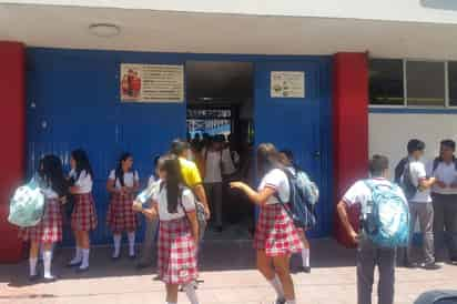 Se les pidió a los estudiantes que carguen sus botellas con agua, porque en la escuela no hay. (YOLANDA RÍOS)