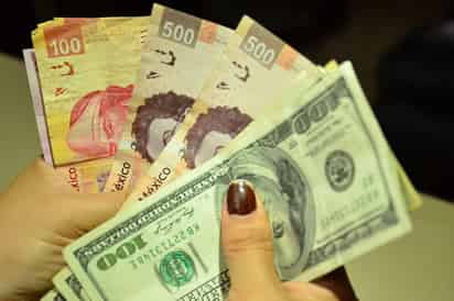 En operaciones al mayoreo, el dólar cotiza en 19.76 pesos, 61 centavos más que el jueves, de acuerdo con cifras de la agencia Reuters. (ARCHIVO)