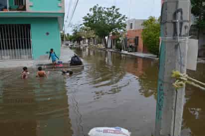 Tal como ocurrió en septiembre pasado, inundaciones afectaron de nueva cuenta a vecinos de la colonia División del Norte de Torreón, algunos cruces incluso fueron bloqueados al paso vehicular.