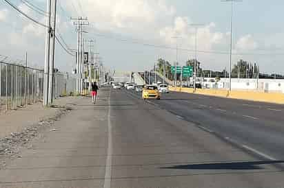 No hay banquetas sobre las vías Torreón-San Pedro.