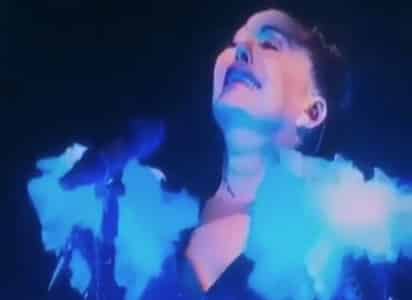 Alejandra rompió en llanto en medio de la canción 'Llama por favor', que habría dedicado a Frida Sofía. (ESPECIAL)