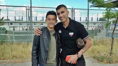 José Antonio Reyes, de 35 años, junto a su hijo de 11 años. (Especial)