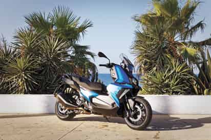 La C400X, es el mejor modelo que lidera esta tendencia para manejar más ligero por toda la ciudad. (AGENCIAS)
