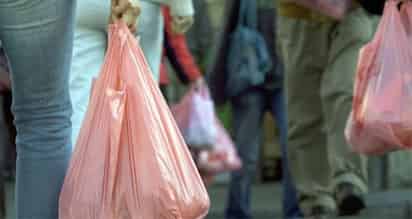 Lamentablemente las grandes cadenas comerciales siguen usando las bosas de plástico.