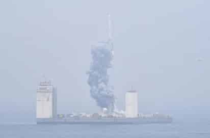 China lanza con éxito por primera vez un cohete desde una plataforma móvil en la costa del Mar Amarillo. (EFE)