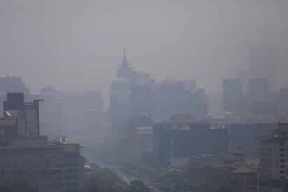 Nueve de cada 10 personas respiran aire con altos niveles de contaminantes, lo que causa importantes daños a la salud. (ARCHIVO)