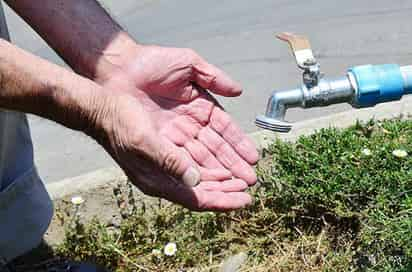 El Colectivo Estatal Plebiscito por el Agua de Baja California protestó afuera de Palacio Nacional en demanda de acciones de los tres niveles de gobierno para contrarrestar la escasez de agua en esa entidad ante la instalación de una planta cervecera. (TWITTER)