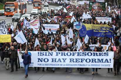 Miles de profesores chilenos en paro desde comienzos de semana marcharon el jueves para exigir cambios en el entorno laboral, el pago de una deuda y el rechazo a la decisión del gobierno de eliminar la obligatoriedad de las asignaturas de historia y educación física. (EFE)