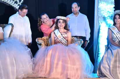 Coronación. La reina Paulina Monárrez y la princesa Marisol Barraza en la ceremonia que se realizó en el teatro del pueblo.  (ERICK SOTOMAYOR)
