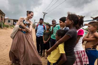 Convive. Angelina Jolie visita a los niños venezolanos que actualmente viven en Colombia.