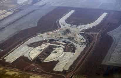 La cancelación del Nuevo Aeropuerto Internacional de México, la decisión más controvertida económicamente para el país, no se compensa con la construcción del aeropuerto de Santa Lucía. (ARCHIVO)
