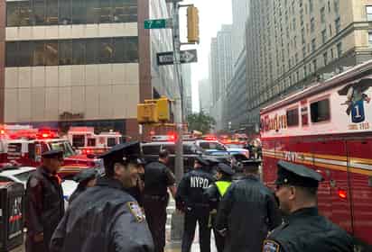 El suceso tuvo lugar a la altura del número 787 de la séptima avenida, lo que provocó un incendio que ya ha sido extinguido. (AP)