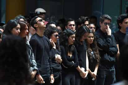 Luego de la homilía del padre Davide Tonini, sus amigos de uno en uno pasaron al micrófono para intentar justificar la muerte de Norberto; 'era un ángel, si Dios se lo llevó era porque ya lo quería a su lado. (NOTIMEX)