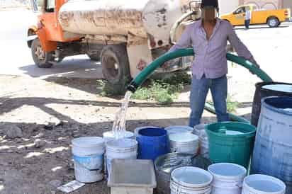 El Sistema trabaja en la línea conductora del agua, debido a que el paso del vital líquido está obstruido. (EL SIGLO DE TORREÓN)