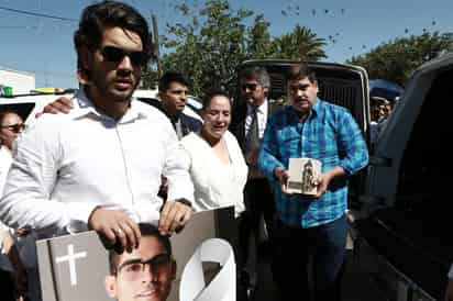 Al grito de '¡Norberto, Norberto!', las personas que formaban la valla humana se iban sumando al cortejo que llegó hasta la entrada del templo, donde Norelia pudo abrazar a cientos de personas que se congregaron para acompañarla en su duelo. (NOTIMEX)