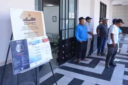 Trabajadores acudieron a quejarse ante la Comisión Estatal de Derechos Humanos en Torreón. (FERNANDO COMPEÁN)