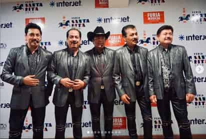 Invitan a su baile. A través de sus redes sociales, integrantes de Los Tigres del Norte invitan a sus fans de Gómez Palacio al palenque que darán hoy en la noche. (ESPECIAL)