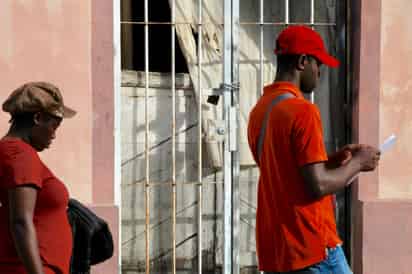Un grupo de aproximadamente 80 migrantes de nacionalidad hondureña y salvadoreña, fue asegurados por policías estatales y agentes migratorios sobre la carretera Villahermosa-Frontera, en Tabasco, luego de que escaparan de un refugio. (ARCHIVO)