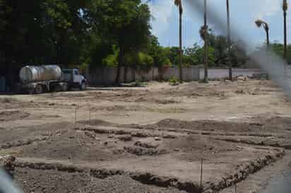 Dice la Dirección de Obras Públicas que no frenará la obra porque el constructor acaba de obtener el permiso del Municipio. (EL SIGLO DE TORREÓN/DIANA GONZÁLEZ)