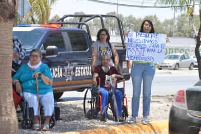 Algunos pacientes esperaron al presidente, pese a las altas temperaturas registradas ayer. (EL SIGLO DE TORREÓN/FERNANDO COMPEÁN)