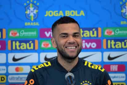 El lateral reconoce que la selección anfitriona tiene que plasmar su mejor futbol por la que se le considera una clara favorita al título. (EFE)