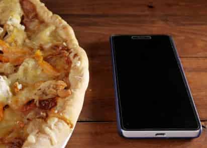Una promoción que sólo durará semanas, ya van unas 50 pizzas obsequiadas. (INTERNET)