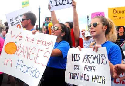 Muchos inmigrantes puertorriqueños, también se hicieron presentes desde tempranas horas este martes para manifestar su oposición a Trump. (EFE)