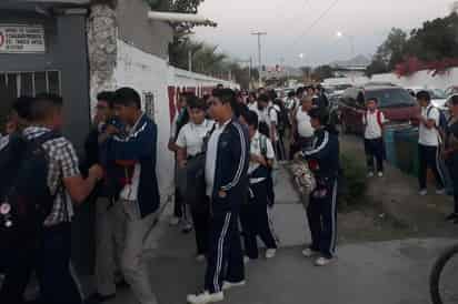 Como parte de los protocolos ante presuntas amenazas, se aplicó el Operativo Mochila. (EL SIGLO DE TORREÓN)