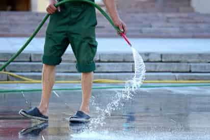 Personal del Sapal ha sorprendido a usuarios desperdiciando el agua potable lo que ha derivado en llamadas de atención.