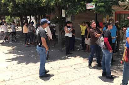 Los quejosos se manifestaron ayer sobre el bulevar Villa de las Flores de la colonia César G.Meraz. (EL SIGLO DE TORREÓN)