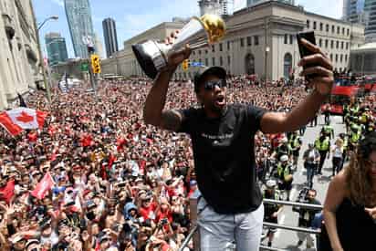 Después de 7 temporadas con los Spurs de San Antonio, Kawhi Leonard jugó la campaña pasada con los Raptors de Toronto.