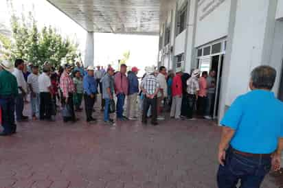 Este martes por la mañana se realizó una mesa de trabajo con productores socios a El Barzón y a la UCD en oficinas de Conagua. (VIRGINIA HERNÁNDEZ)