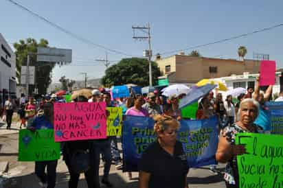 A las 11:00 horas, los inconformes caminaron por la calle Victoria hasta llegar a la plaza principal de Gómez Palacio. (EL SIGLO DE TORREÓN)