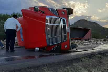 El tráiler terminó volcado sobre su costado derecho. (EL SIGLO DE TORREÓN)