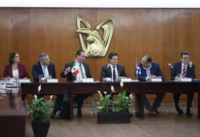 El director general del Instituto Mexicano del Seguro Social (IMSS), Zoé Robledo, reafirmó este viernes su compromiso de colaborar en temas de salud con Cuba tras una reunión de trabajo con el ministro de Salud de esa nación, José Ángel Portal Miranda. (TWITTER)
