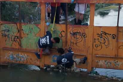 Elementos del Cuerpo de Bomberos se capacitan para realizar rescates acuáticos en la ciudad.