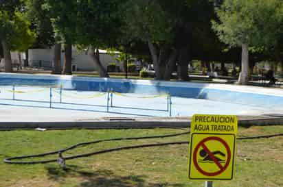 La dirección de Servicios Públicos negó hoy lunes que la operación del lago haya registrado una falla, ya que fue a penas hace unos meses cuando se rehabilitó el lugar con luces, nuevos sistema de bombeo y pintura en general. (EL SIGLO DE TORREÓN)
